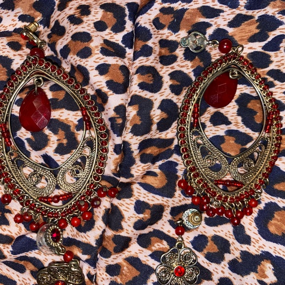Two pair of Deepa Gurnani Style earrings. - Picture 3 of 4
